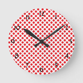 Red on White Polka Dot Rund Klocka