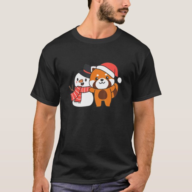 Red Panda With Snowman In Winter For Christmas T Shirt (Framsida)