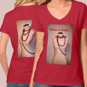 Red Pärlor på Mannequin Flirty Chic Mode T Shirt