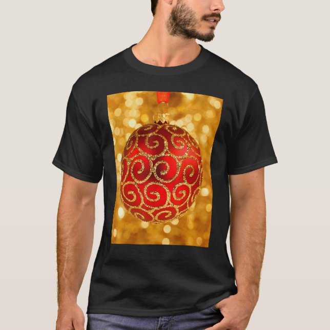 Red Patterned Christmas Bauble on Bokeh Background T Shirt (Framsida)