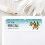 Red Pembroke Welsh Corgi Blue Winter jul Returadress Etikett<br><div class="desc">Desteis ursprungliga tecknad illustrerar en röd och vit jackar hund av färg Pembroke Welsh Corgi. Hund placeras på en vinterscen med tre gröntar nära träd och fallande snö. Bakgrunden är en blå till vit övertoning som ge kallets vintag. Vid sidan av hund finns det ett anpassbart textområde.</div>