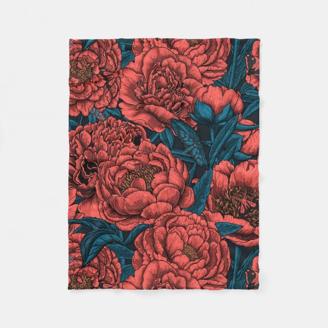 Red peony flowers and moths fleecefilt (Framsidan)