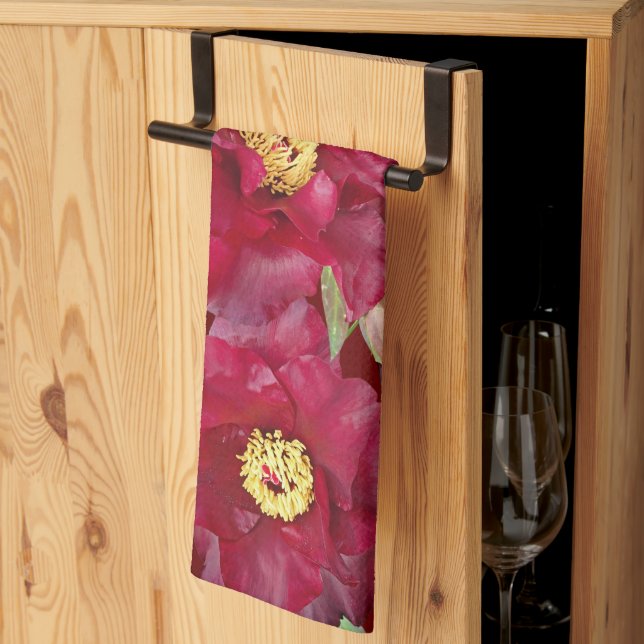 Red Peony med Foliage på Mörk Red Background Kökshandduk (Thirds Fold)