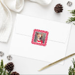 Red Pet Hund Paw Print Mönster Helgdag Photo Fyrkantigt Klistermärke<br><div class="desc">Fyrkantig helgdag-fotodekdesign för hundälskare har ett favoritfoto av hund (eller katten) med ett vitt tass avtryck mönster på rött ram. Tips! skörd i fotot till ett fyrkantigt format innan du överför det till platsen.</div>