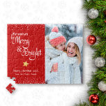 Red Photo Days Merry Bright Script Guld Helgdag Pussel<br><div class="desc">"Må era dagar vara goda och klara." Ett lekfullt, vitt skript, typografiskt citat och guld glitter star mot en ljusröd bakgrund, tillsammans med fotot som du väljer, hjälper dig att starta jul och nyår. Känn julhelgens värme och glädje varje gång du användor den här snyggten och den moderna personligen, anpassningsbarnas...</div>