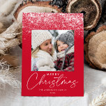 Red Photo Snowdrift God jul Julkort<br><div class="desc">Unikt och modernt helgdag-kort med vita fallande snö-blommor överst i designen med en fin röd bakgrund. Bilden på kvadraten visas mitten i designen med det Julhälsningar "God jul" i ett trendig med ett vitt kalligrafiskt skript som visas nedan. Anpassa framsidan av snöflingkortet genom att lägga till ditt namn och året....</div>