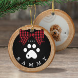 Red Play Bow Paw Skriv ut fototräsegment av typen  Julgransprydnad Keramik<br><div class="desc">Lägg till en rustik charm till Julgran med vårt ornament för sällskapsdjur med en rustik bakgrund av träskiktet som dekorerats med en röd buffelpaj och vitt papper. Anpassa med ditt husdjurs namn och år. Baksidan har en ställe för att lägga till foto på ditt husdjur. Designad av Moodthology Papery</div>