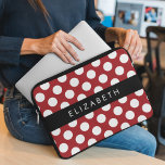 Red Polka dots, Polka Dot Mönster, ditt namn Laptop Fodral<br><div class="desc">Cute,  roligt och adabel polarprick mönster i rött och vitt färg. Modern gåva och trendig,  perfekt för polka dots älskare i ditt liv. Anpassa genom att lägga till namn,  smeknamn,  monogram eller initialer.</div>
