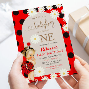 Red Polkadot Ladybug Daisy Blonde First Birthday Inbjudningar