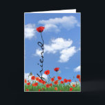 Red Poppy Birthday för Friend Kort<br><div class="desc">Röd vallmoblomma i grönt gräs med blå himmel-bakgrund för väns födelsedag</div>
