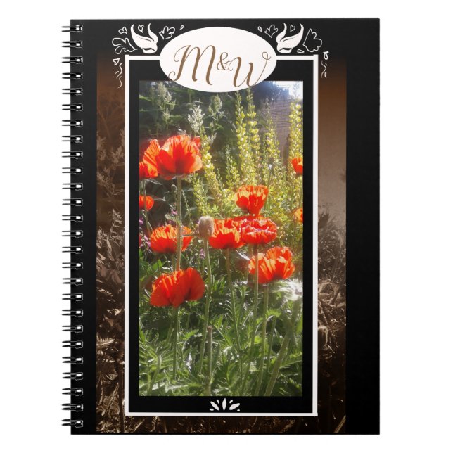 Red Poppy Feilds Monogram Anteckningsbok (Framsidan)