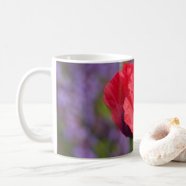 Red Poppy in Lila Garden Kaffemugg (Med munk)