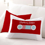 Red Retro-kassettband Lumbarkudde<br><div class="desc">Den här anpassningsbarna dekorativ kudde har en söt vektorbild av ett kassettband. Du kan lägga till din egen text,  t.ex. namn,  monogram,  initialer eller speciellt datum genom att klicka på "CUSTOMIZE IT!" Perfekt för att dekorera TV- eller mediummet,  ett barns sovrum osv. eller som en bröllop-gåva eller tjänst.</div>
