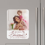 Red Romantic Calligraphy God jul Photo Magnet<br><div class="desc">Romantisk och elegant helgdag fotokökmagnet. Om du vill ha en mer avancerad anpassning av den här designen klickar du på länken Anpassa ytterligare för att ändra teckensnitt,  storlekt,  färg osv.</div>