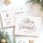 Red Romantic God jul Script Helgdag Vykort<br><div class="desc">Det här enkla julkortet har elegant och romantisk,  snabbt kalligrafibrev med en vinter-berusbukett och anpassningsbar på baksidan. Om du vill ha en mer avancerad anpassning av den här designen klickar du på BLUE DESIGN VERKTYG ovan!</div>