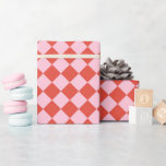 Red & Rosa Checkerboard Presentpapper<br><div class="desc">En röd och rosa schackbrädesdesign som kan vara personlig med en persons namn,  initialer eller annan text. En diagonal schackbräde mönster i roligt och julafton färg. En underbar lagerstuffer för en tonåring,  interpolering och vem som helst däremellan.</div>