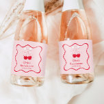 Red Rosa Cherry on Top Bachelorette Mini Champagne<br><div class="desc">Fira i stil med vår Personlig Vågigt Red Rosa Cherry on Top Bachelorette Champagne Sparkling Vin etikett. Perfekt för bachelorette Party favors, den här etiketten lägger till en roligt till körsbäret på den bästa bakteriefesten. Med en modig röd och rosa bachelorette-partidesign är det idealiskt för körsbär på topprette eller en...</div>