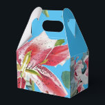 Red Rosa Lily Blommigt Blue Bröllop Cake Favoritbo Presentaskar<br><div class="desc">Söt rosa Lily Blommigt blommar Bröllop Cake Favor Boxes,  med fullt Anpassade namn. Designad från en av mina vattenfärgsmålningar.</div>