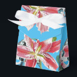 Red Rosa Lily Blommigt Blue Bröllop Cake Favoritbo Presentaskar<br><div class="desc">Söt rosa Lily Blommigt blommar Bröllop Cake Favor Boxes,  med fullt Anpassade namn. Designad från en av mina vattenfärgsmålningar.</div>
