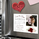 Red & Rosa ros Calendar & Photo Save Date Magnetisk Inbjudningskort<br><div class="desc">Det här vackra magnetkortet är ett underbart sätt för dina vänner och din familj att få veta att rädda datumet för ditt kommande bröllop. Den roustiska boho-chicen är utformad med ett kluster av handmålat vattenfärg ro i burgunska, röda och rosor. Den lämnat sidan av kortet är en anpassade i din...</div>