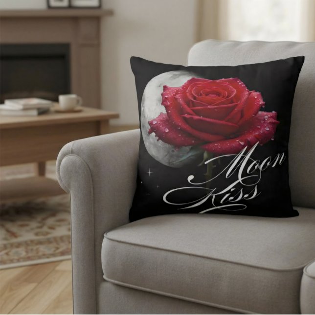 Red Rose Moon Kiss Celestial  Kudde (Skapare uppladdad)
