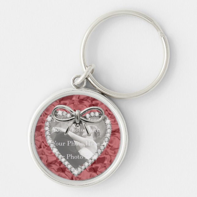 Red Round Diamond Heart Ram Keychain Rund Silverfärgad Nyckelring (Framsidan)