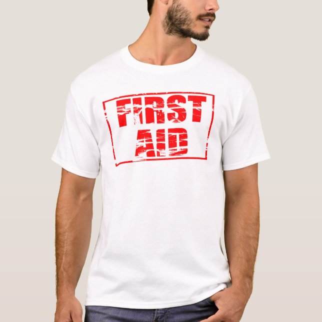 Red rubber stamp effect. First Aid.  T Shirt (Framsida)