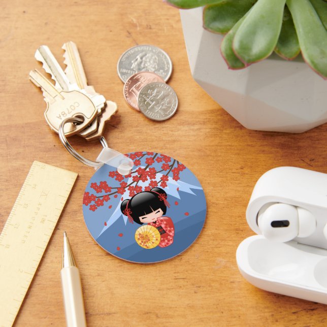 Red Sakura Kokeshi Doll - Cute Geisha Girl Nyckelring (Skrivbord)