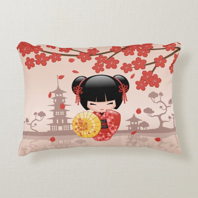 Red Sakura Kokeshi Doll - Japanska Geisha Prydnadskudde (Framsidan)