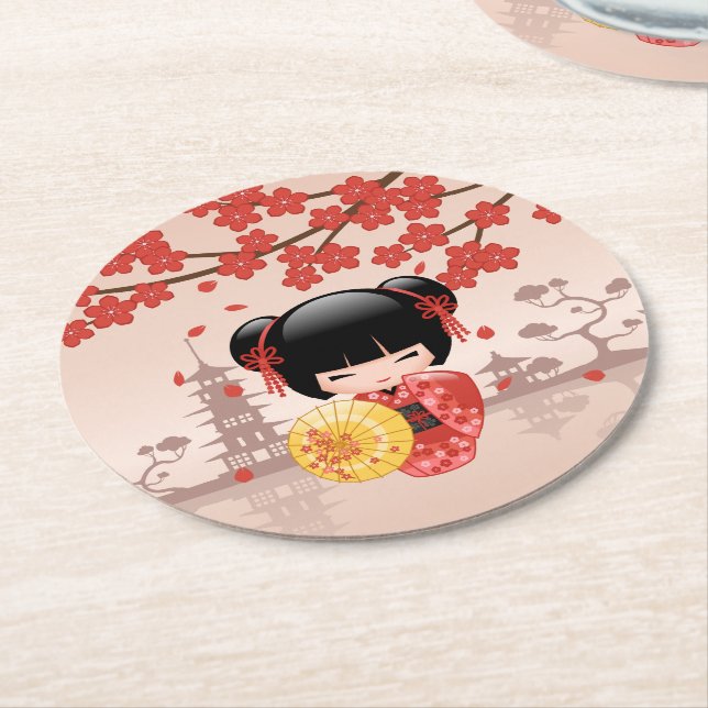 Red Sakura Kokeshi Doll - Japanska Geisha Underlägg Papper Rund (Vinklad)