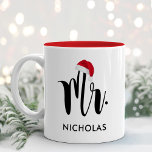 Red Santa Hat Anpassningsbar Helgdag Monogram Två-Tonad Mugg<br><div class="desc">Jul helgdag har med er anpassningsbars efternamn Mr. i det moderna svarta manuset. En festlig röd tomtehatt accentuerar designen. Perfektens gåva till ett nyligen gift par som firar sin första gifta jul! Besök vår affär för matchningen med fru Helgdag Mugg.</div>