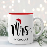 Red Santa Hat Anpassningsbar Helgdag Monogram Två-Tonad Mugg<br><div class="desc">Jul helgdag har mugg,  med ditt anpassningsbar efternamn,  med dagens svarta skrift. En festlig röd tomtehatt accentuerar designen. Perfektens gåva till ett nyligen gift par som firar sin första gifta jul! Besök vår affär för matchningen till mr Helgdag Mugg.</div>