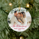 Red Script Family Namn Photo God jul Julgransprydnad Keramik<br><div class="desc">Elegant Modern Red Hand skrev God jul "Family Namn" som fotoorange. Har ett familjefoto,  calligraftext "namn i familjen" i handskrivet skript,  med God jul-text och årligt fotoöverlägg (vitt). Enkel att anpassa den. Fototips: skörd på fotot så att det får kvadratiska former innan det överförs.</div>