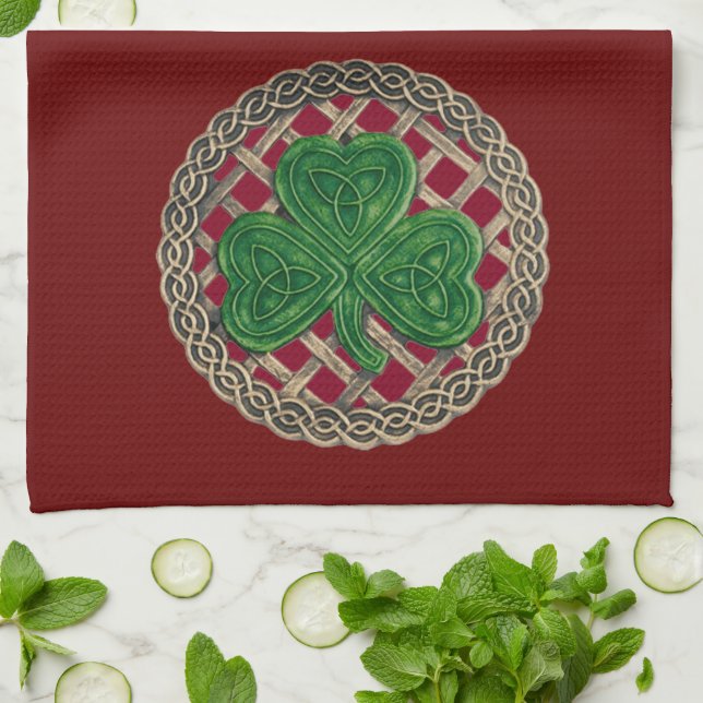 Red Shamrock on Celtic Knots Kitchen Towel Kökshandduk (Vikta)