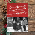 Red Slanted Chalkboard Helgdag Photo Flat Card Inbjudningar<br><div class="desc">Fira säsongens magi med snyggten Red Slanted Chalkboard Helgdag Photo Hälsning. Med en unik lutande kritersbakgrund som tillför en liten nostalgisk charm till ditt familjefoto som tar mittskedet bredvid en personlig familj namn och ett hjärtligt firar säsongsmeddelandet. Med elegantens skript och elegant modern typografi höjs layouten av subtil konst deo...</div>