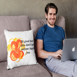 Red Snake on a Golden Flower" | Unik och luxuriös Prydnadskudde