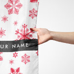 Red Snöflingor, ditt namn, anpassa Sjal<br><div class="desc">Cute,  roligt och ädel mönster med rött snöflingor mot vit bakgrund. Modern gåva och trendig,  perfekt för snö älskare i ditt liv. Anpassa genom att lägga till namn,  smeknamn,  monogram eller initialer.</div>