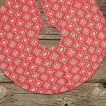 Red Snowflake Mönster - enkel jul Julgransmatta Borstad Polyester<br><div class="desc">Lägg till en fin beröring till din jultorn med den här klassiska träd-kjolen, med ett rött och vitt mönster med enkelt snöflingor för ett tidlöst helgdag. Designad med en elegant vinter-design blandar den här helgdag snyggt med en vanlig charm med en känsla för viskartad roligt i Julafton. Det enkla, minimalistiska...</div>
