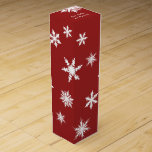 Red Snowflake Vin Box Vinlåda<br><div class="desc">Krisp white snöflingor på djup röd bakgrund dekorerar den här lådan och ge det ett festligt helgdag.</div>