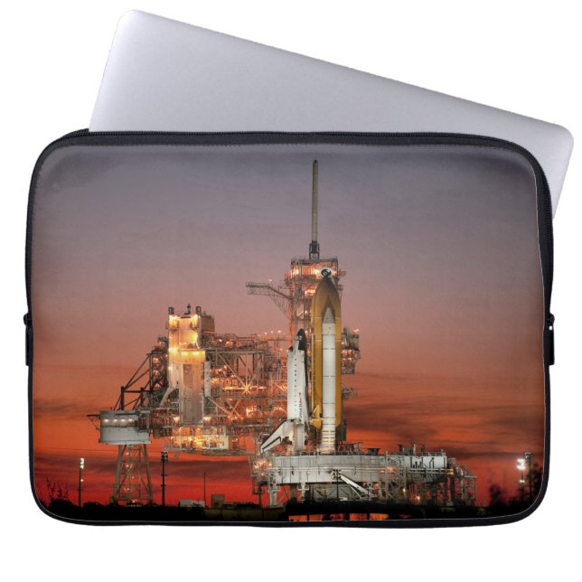 Red Space Shuttle Spaceship Atlantion Launch Pad Laptop Fodral (Framsidan)