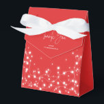 Red Sparkling Ljus Tack Presentaskar<br><div class="desc">En julkrans av mousserande ljus mot en röd bakgrund. Skriptteckensnittet "Tack" är en bild - så att den kan storleksändras,  roteras och flyttas. Resten av texten är helt redigerbar. Andra färg,  olika storlekar/former av förmånsbox och samordningsposter finns i min butik.</div>