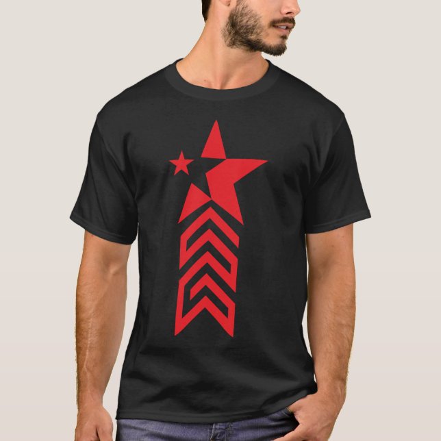 Red Star with Chevron Arrows – Minimal Abstract T Shirt (Framsida)