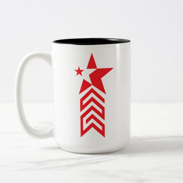 Red Star with Chevron Arrows Två-Tonad Mugg (Vänster)