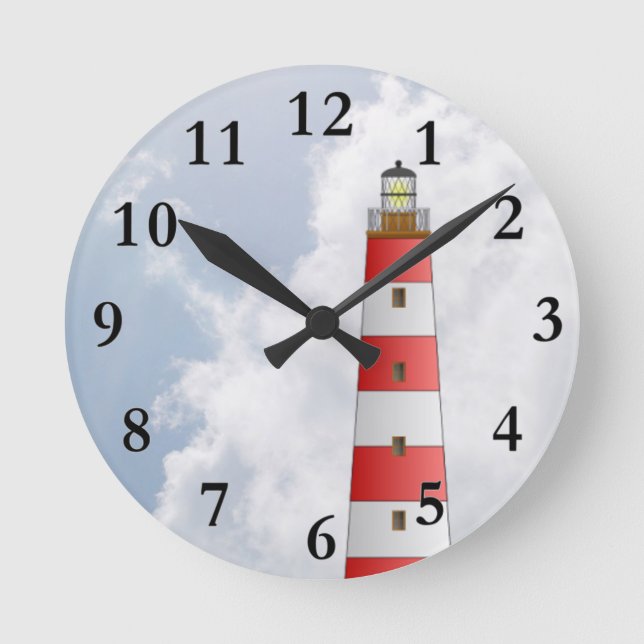Red Stripe Lighthouse i Clouds Beach Theme Rund Klocka (Framsida)