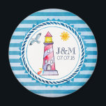 Red Stripe Watercolor Lighthouse Bröllop Magnet<br><div class="desc">En magnet i bröllop med ett nautiskt tema. Designad på ett blå strippat mönster och ett cirkulärt nautiska ram överst.  En rödstrimlad fyr och en strand boll,  med ett leende sol och fiskmås som flyger av i den avstånd delen av ram. Anpassa med initialer och bröllop-datumet.</div>