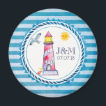 Red Stripe Watercolor Lighthouse Bröllop Magnet<br><div class="desc">En magnet i bröllop med ett nautiskt tema. Designad på ett blå strippat mönster och ett cirkulärt nautiska ram överst.  En rödstrimlad fyr och en strand boll,  med ett leende sol och fiskmås som flyger av i den avstånd delen av ram. Anpassa med initialer och bröllop-datumet.</div>