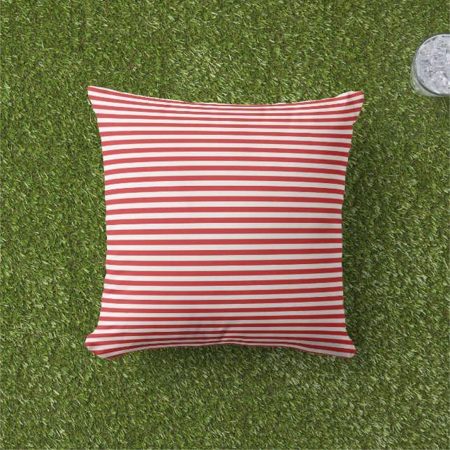 Red Stripes Outdoor Pillow Kudde (Gräs)