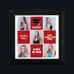 Red Student Photo Collage Anpassningsbar 2023 Stud Minnesask<br><div class="desc">En klassad anpassningsbar med högt uppsatta student-fotosamlingslåda i studenten med klassiska röda fyrkanter för en högskoleexamen i klass 2023. Anpassa till din högre porträtt bilder,  namn och examen under elegantens kalligrafi för en underbar studenten i personlig. Den har en 5-fotomall åtskild med vitt linjer.</div>