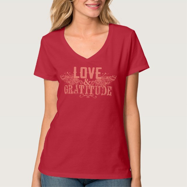 Red T-Shirt with Love and Gratitude Wording (Framsida)