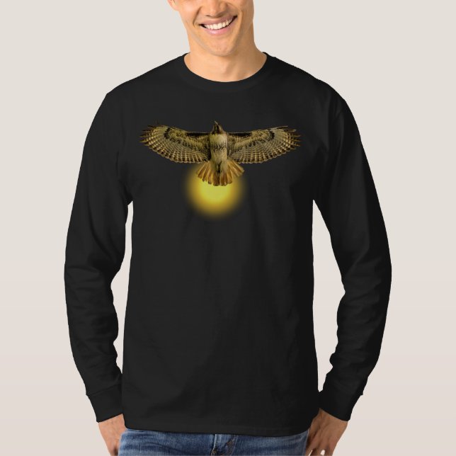 Red Tailed Hawk Flying Into the Sun T Shirt (Framsida)